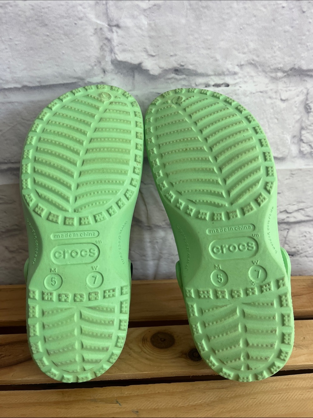 Crocs unisex adult light green classic clog shoes size 7 women’s 5 men’s - Picture 6 of 7
